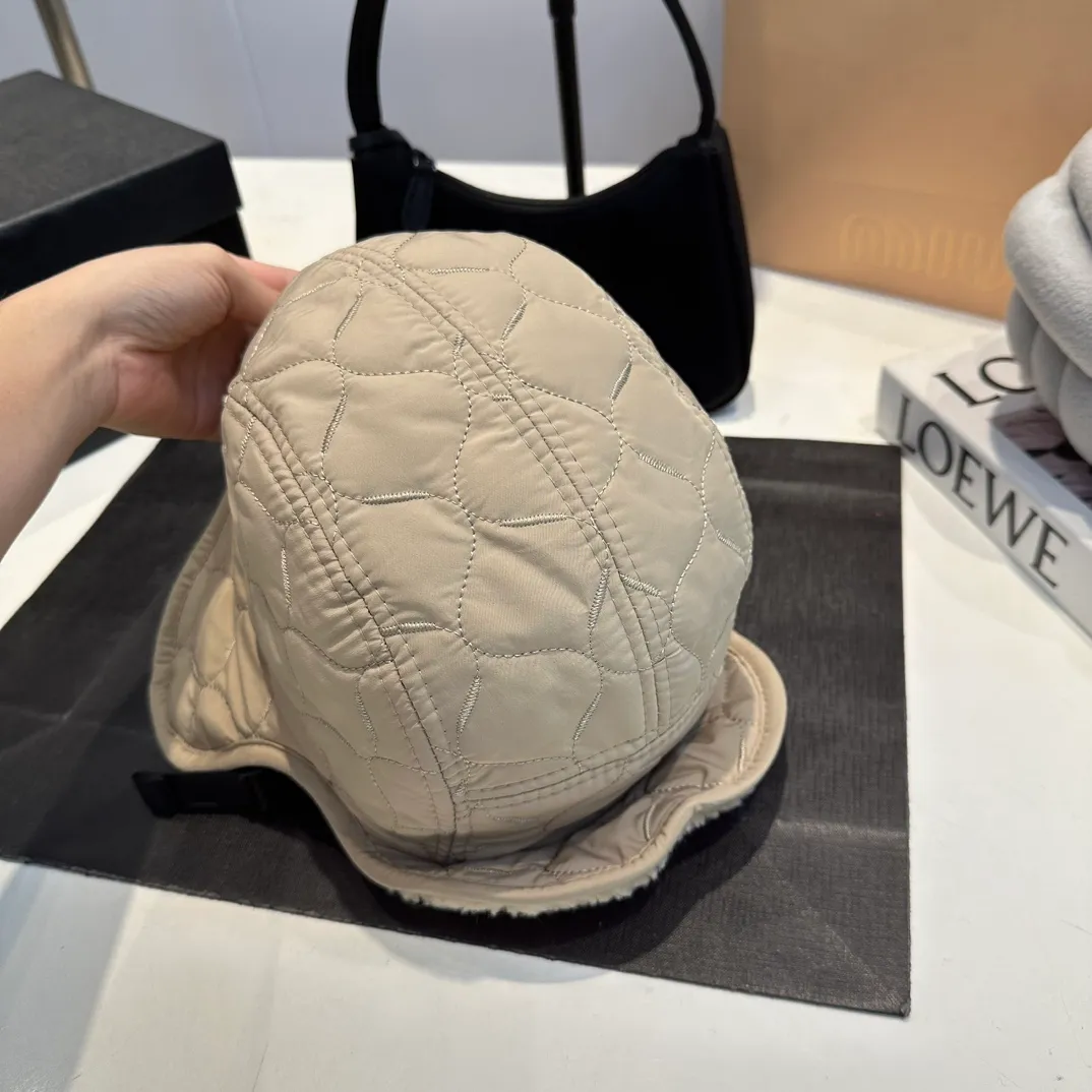 P80 MONCLER hat made of lambswool quality! It's warm and super comfortable~A great tool for young ladies to reduce their age in winter~This is the only thing you need this winter~It's warm and fashionable! Unisex model! Can be made as a couple model! Complete range of anti-counterfeiting labels and elevators! Many styles, welcome to choose!!