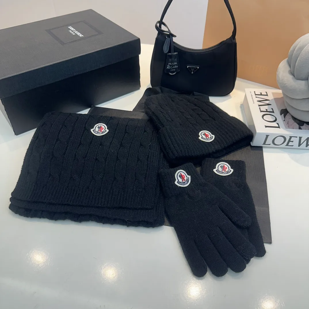 P180 Moncler autumn and winter counter model knitted beanie + scarf + gloves three-piece set, classic pattern, warm and fashionable! Fashionable and popular 🌸First-class texture, pure wool