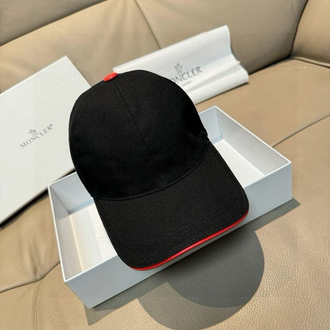p90., Moncler muzzle classic original baseball cap, classic and popular style, 1:1 mold opening and customization at the counter, original canvas fabric + first layer of cowhide, pure cotton lining, light and breathable! The quality is great, the basic head circumference is 56cm, and the patch is adjustable.