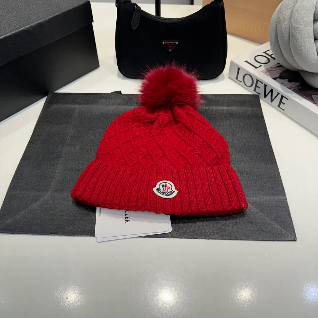 P80 Moncler👒high-end genuine exclusive style, hemp flower knitted hat, made of selected wool, skin-friendly and super soft‼ ️Paired with fox fur balls, it is very age-reducing‼ ️Complete trademark hangtags