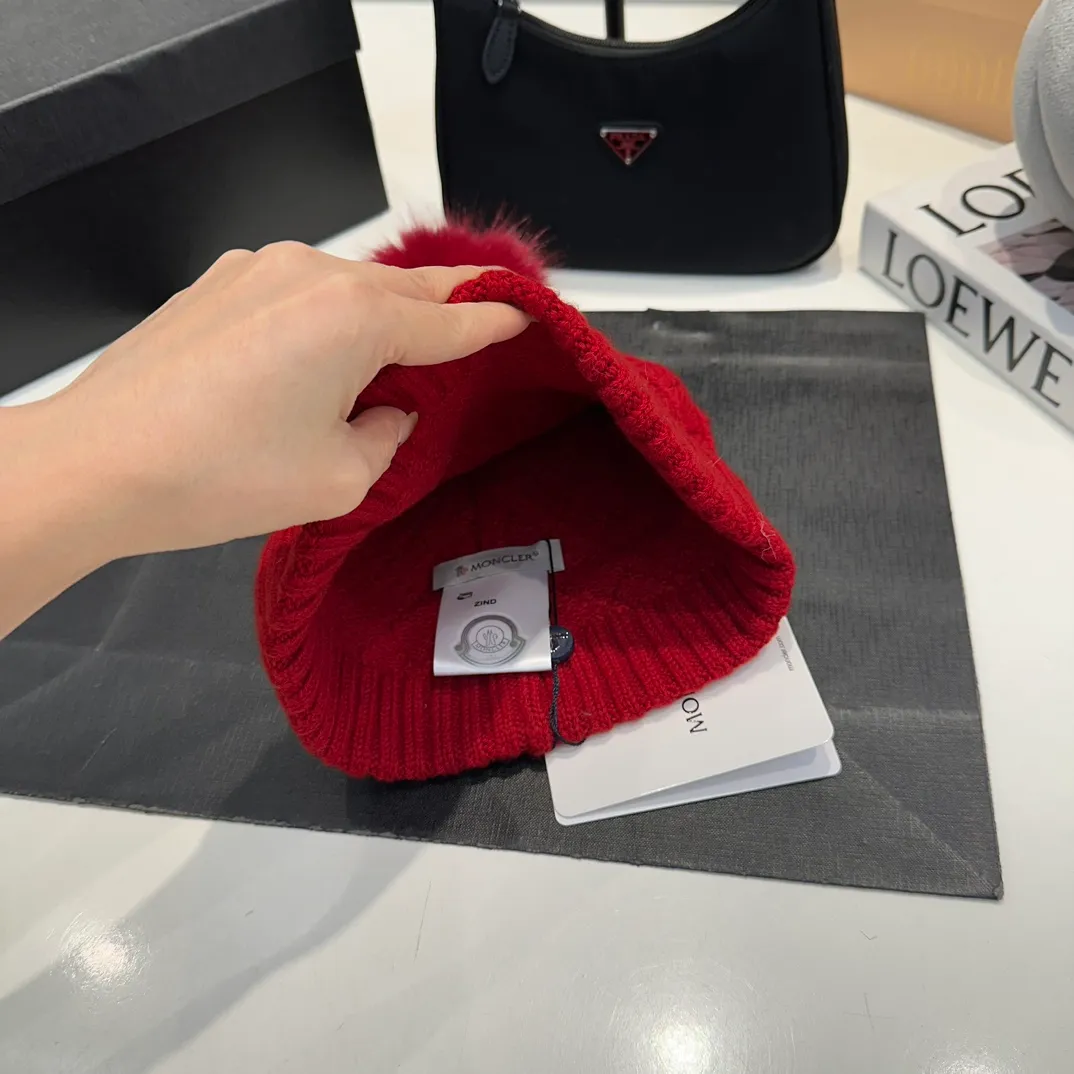 P80 Moncler👒high-end genuine exclusive style, hemp flower knitted hat, made of selected wool, skin-friendly and super soft‼ ️Paired with fox fur balls, it is very age-reducing‼ ️Complete trademark hangtags