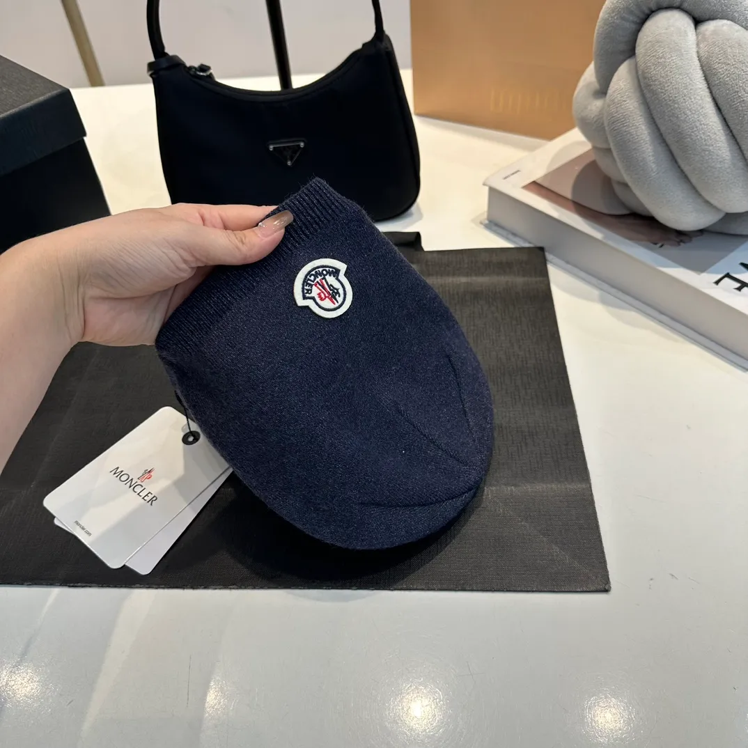 P50 Moncler 💥 Official website classic knitted hat, replica of the original. Very soft and skin-friendly, very elastic 💓 Textured and very versatile style ~ Warm cashmere woolen hat, one size fits all and elastic ~ Unisex, can be worn by any head size. Super quality, highly recommended
