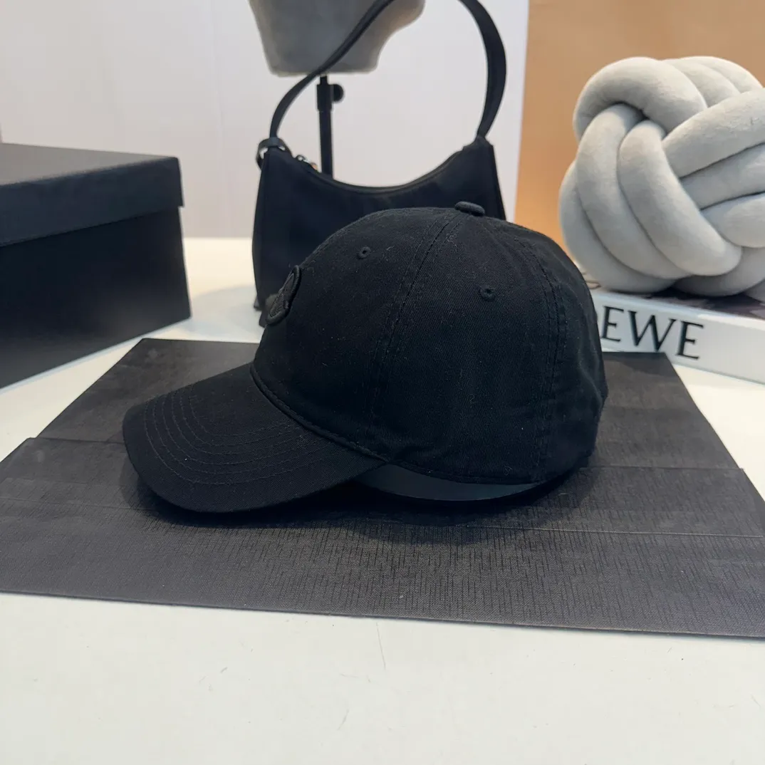 P60 Moncler muzzled* American retro embroidered baseball cap. High version counter version, with fine letters~P260 The hat itself is very stylish. It is crazy to call, and it goes well with fried chicken. It directly fills the atmosphere!