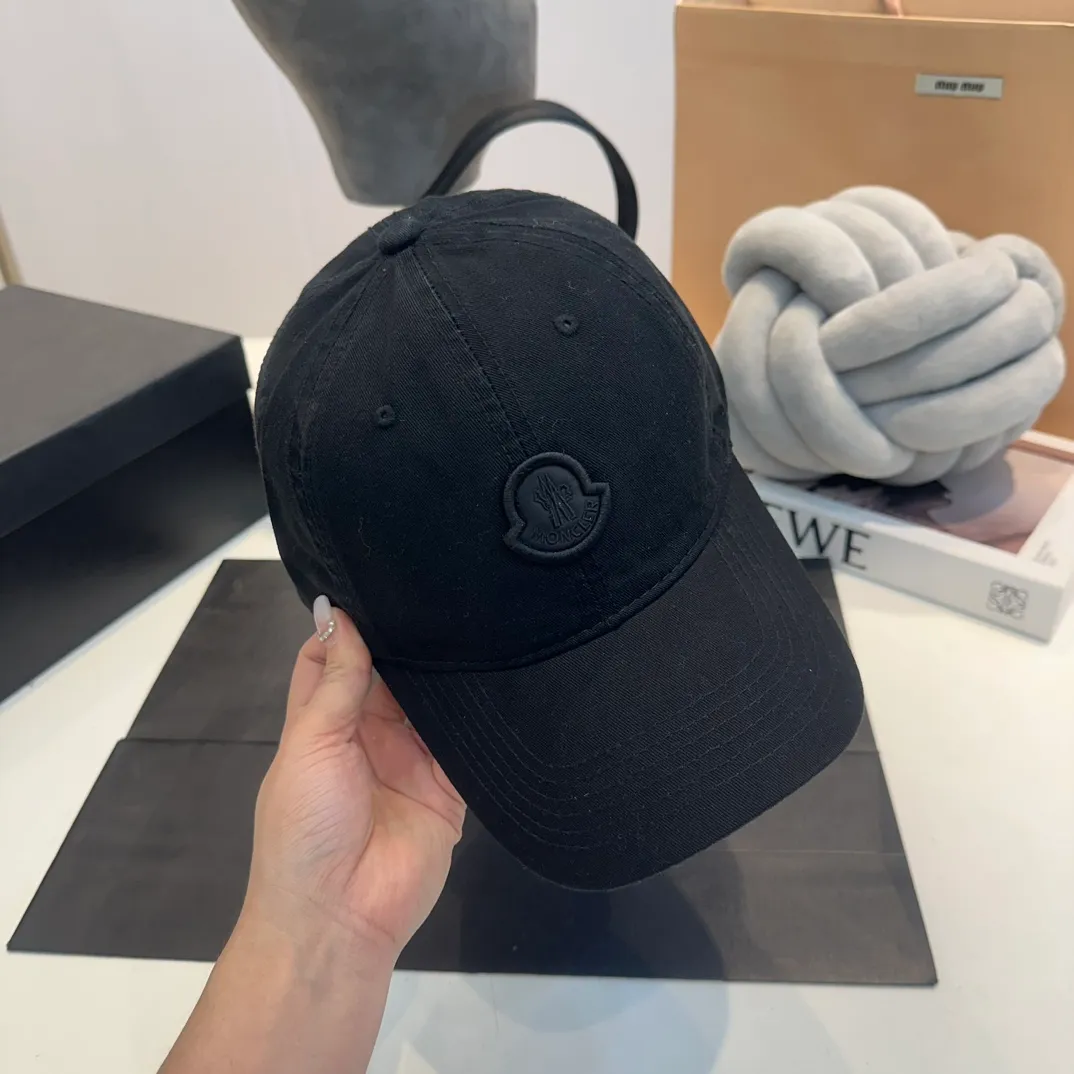 P60 Moncler muzzled* American retro embroidered baseball cap. High version counter version, with fine letters~P260 The hat itself is very stylish. It is crazy to call, and it goes well with fried chicken. It directly fills the atmosphere!