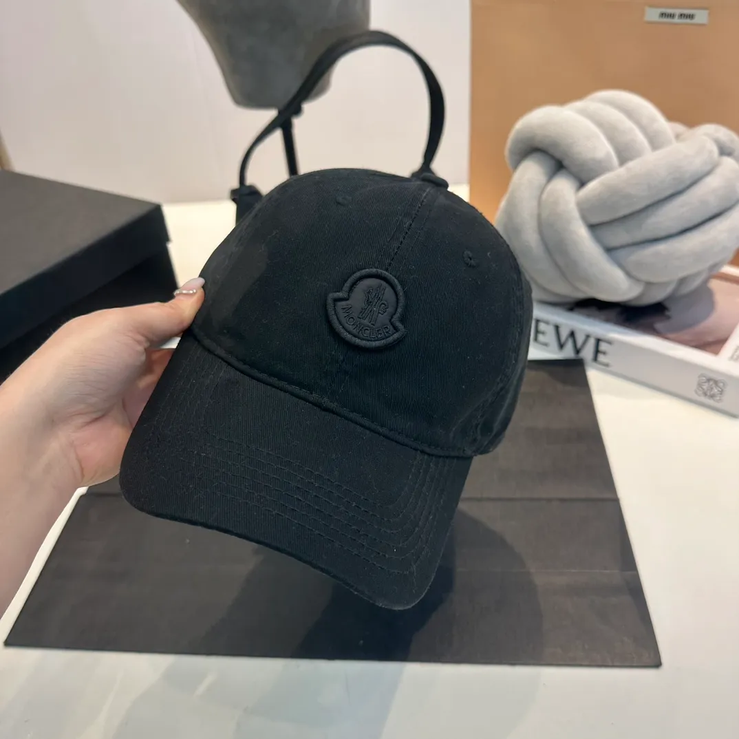 P60 Moncler muzzled* American retro embroidered baseball cap. High version counter version, with fine letters~P260 The hat itself is very stylish. It is crazy to call, and it goes well with fried chicken. It directly fills the atmosphere!