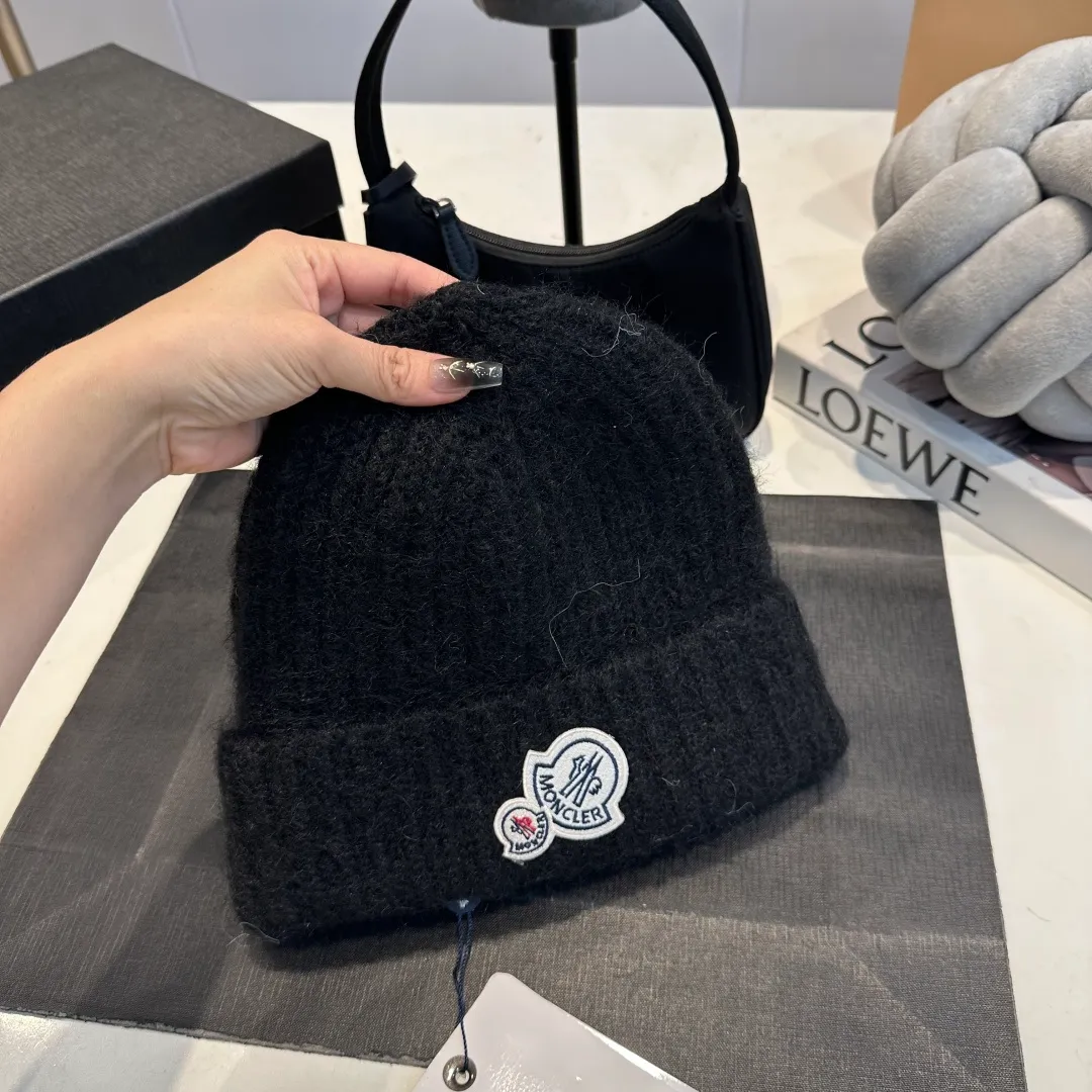 P56 MONCLER 🎩 wool knitted beanie, good quality, high-end, super soft! Super hot💖The texture is great and it’s great to match when out on the street! Fashion trends! A must-have item for winter, the same style for men and women, get it now!