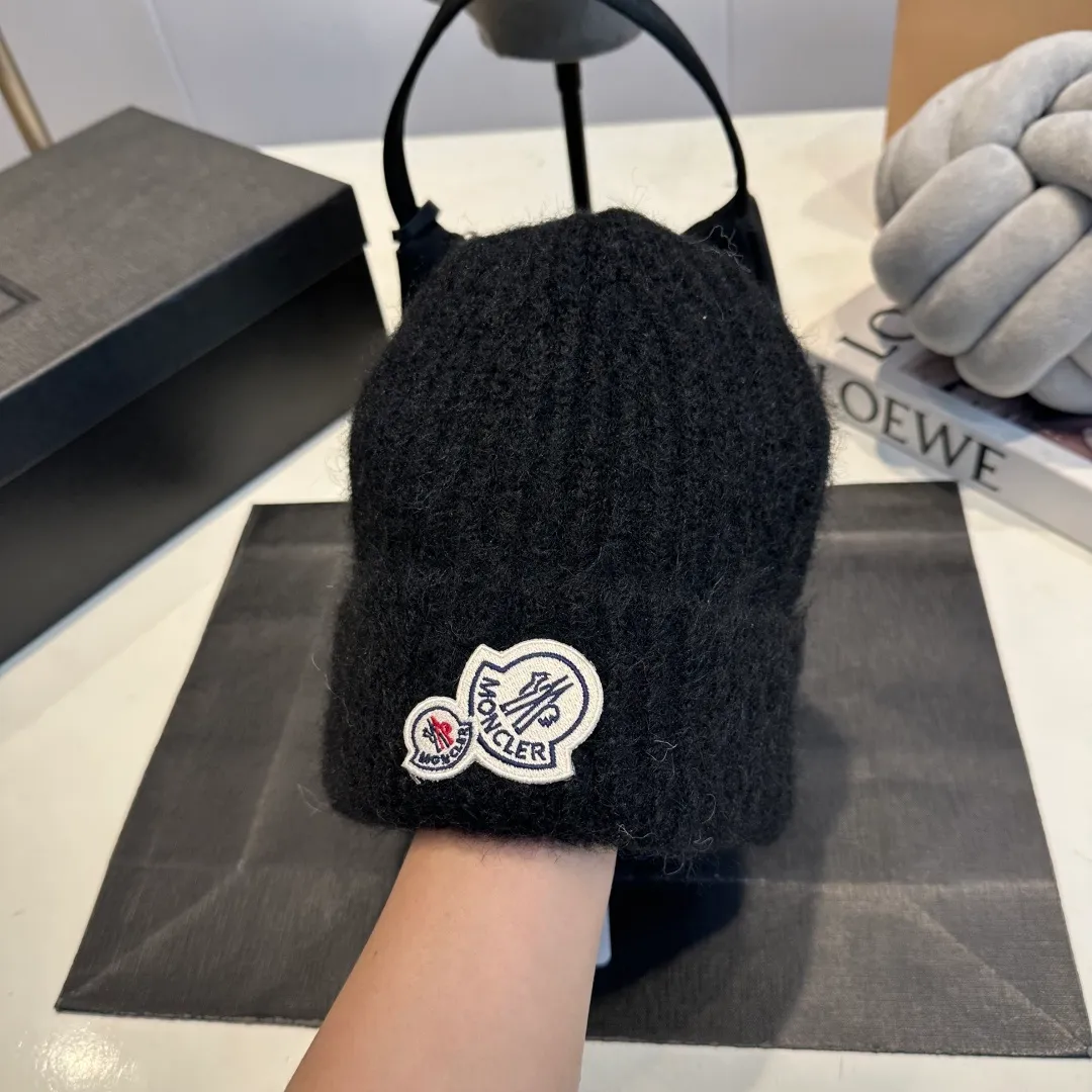 P56 MONCLER 🎩 wool knitted beanie, good quality, high-end, super soft! Super hot💖The texture is great and it’s great to match when out on the street! Fashion trends! A must-have item for winter, the same style for men and women, get it now!