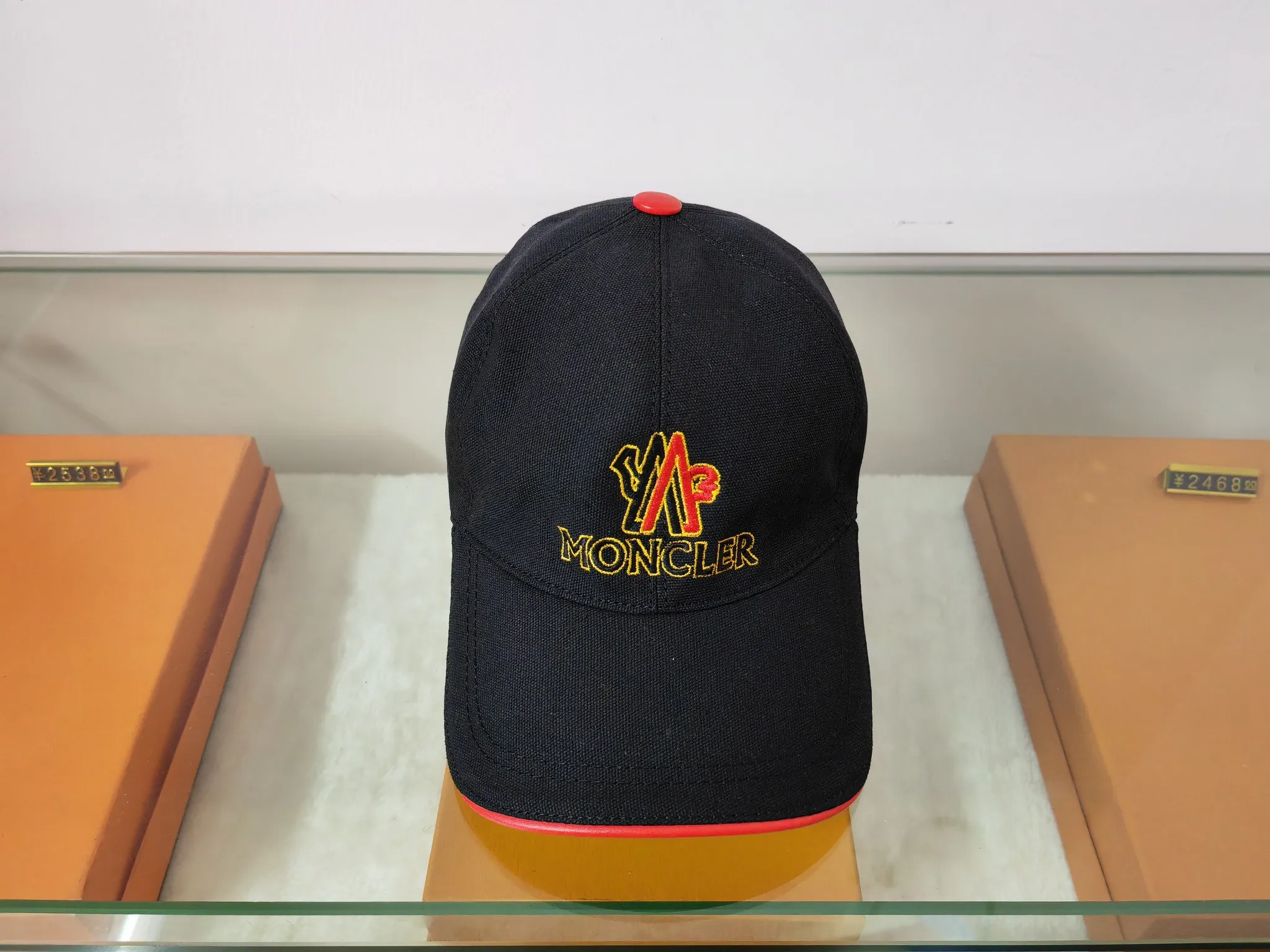 P90 Moncler baseball cap, breathable visor made of pure cotton canvas. Comes with first layer of cowhide leather. Super quality