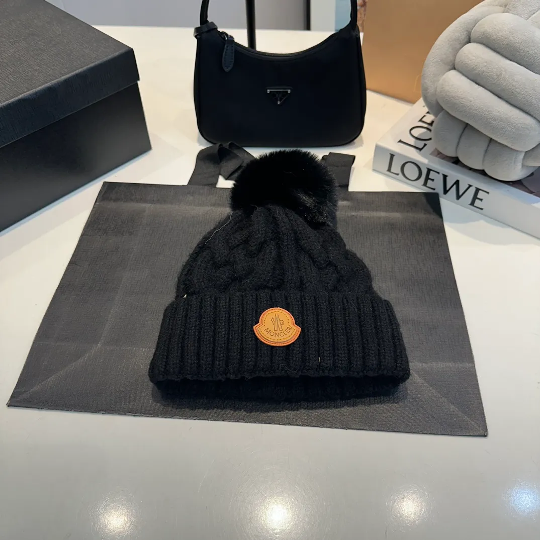 P70 Moncler 💥 Official website classic knitted hat, replica of the original. Very soft and skin-friendly, very elastic 💓 Textured and very versatile style ~ Warm cashmere woolen hat, one size fits all and elastic ~ Unisex, can be worn by any head size. Super quality, highly recommended