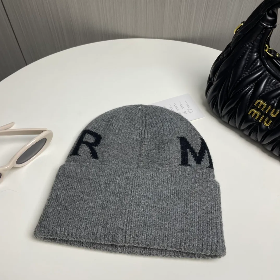 P60 Moncler 💥 Official website classic knitted hat, replica of the original. Very soft and skin-friendly, very elastic 💓 Textured and very versatile style ~ Warm cashmere woolen hat, one size fits all and elastic ~ Unisex, can be worn by any head size. Super quality, highly recommended