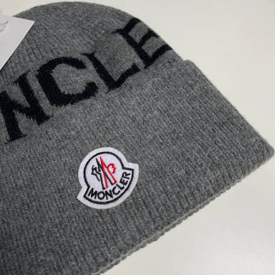 P60 Moncler 💥 Official website classic knitted hat, replica of the original. Very soft and skin-friendly, very elastic 💓 Textured and very versatile style ~ Warm cashmere woolen hat, one size fits all and elastic ~ Unisex, can be worn by any head size. Super quality, highly recommended