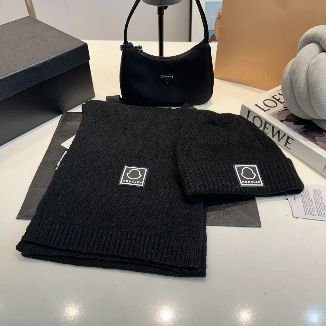 P110 MONCLER classic suit hat! Hat ➕Scarf! Cashmere and Rabbit Velvet Quality! It's warm and super comfortable~A great tool for young ladies to reduce their age in winter~This winter, all you need is a set of hats~It's warm and fashionable! Unisex model! Can be made as a couple model! Complete range of anti-counterfeiting labels and elevators! Many styles, welcome to choose!!