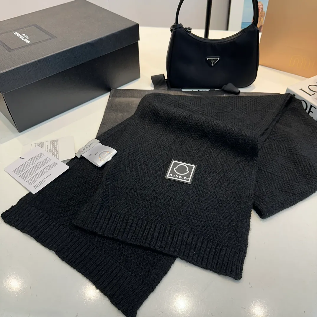 P110 MONCLER classic suit hat! Hat ➕Scarf! Cashmere and Rabbit Velvet Quality! It's warm and super comfortable~A great tool for young ladies to reduce their age in winter~This winter, all you need is a set of hats~It's warm and fashionable! Unisex model! Can be made as a couple model! Complete range of anti-counterfeiting labels and elevators! Many styles, welcome to choose!!