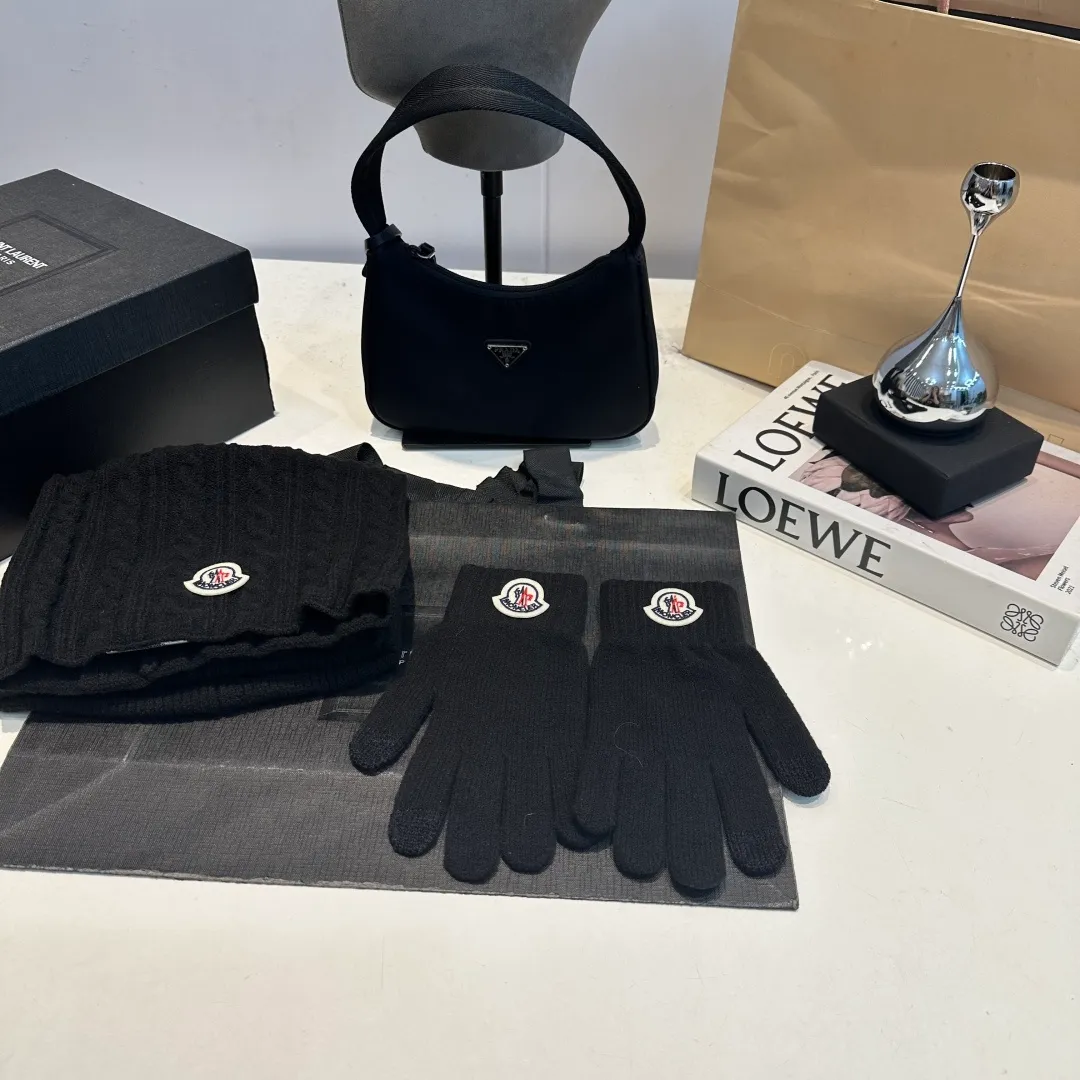 p140 Moncler muzzle suit hat + gloves + scarf autumn and winter style knitted beanie. This must be a minimalist favorite. It is clean, neat, fashionable and versatile, and will never be picky about your face shape! A fashionable classic that lasts forever! Both men and women are welcome!