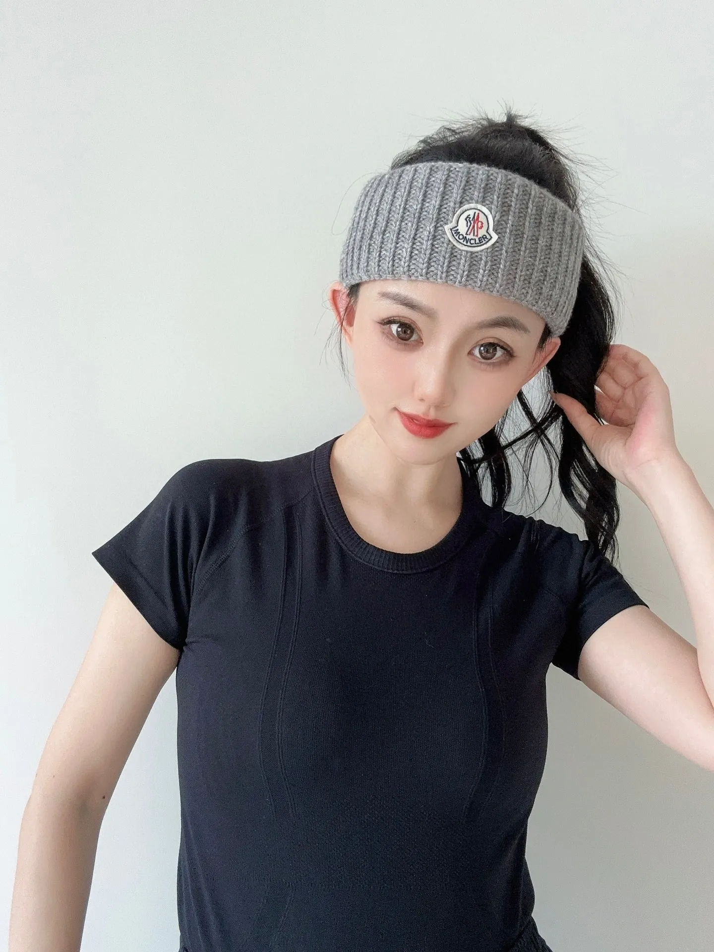 p44 MONCLER official website headband, the beauty of gentle and tough knitted headband, fitness headband, styling headband! Whether it is sports or fitness, traveling or styling, it is the only fashionable combination that is indispensable! Owning it is equivalent to adding a lot of color to yourself and showing your youthful vitality and temperament!