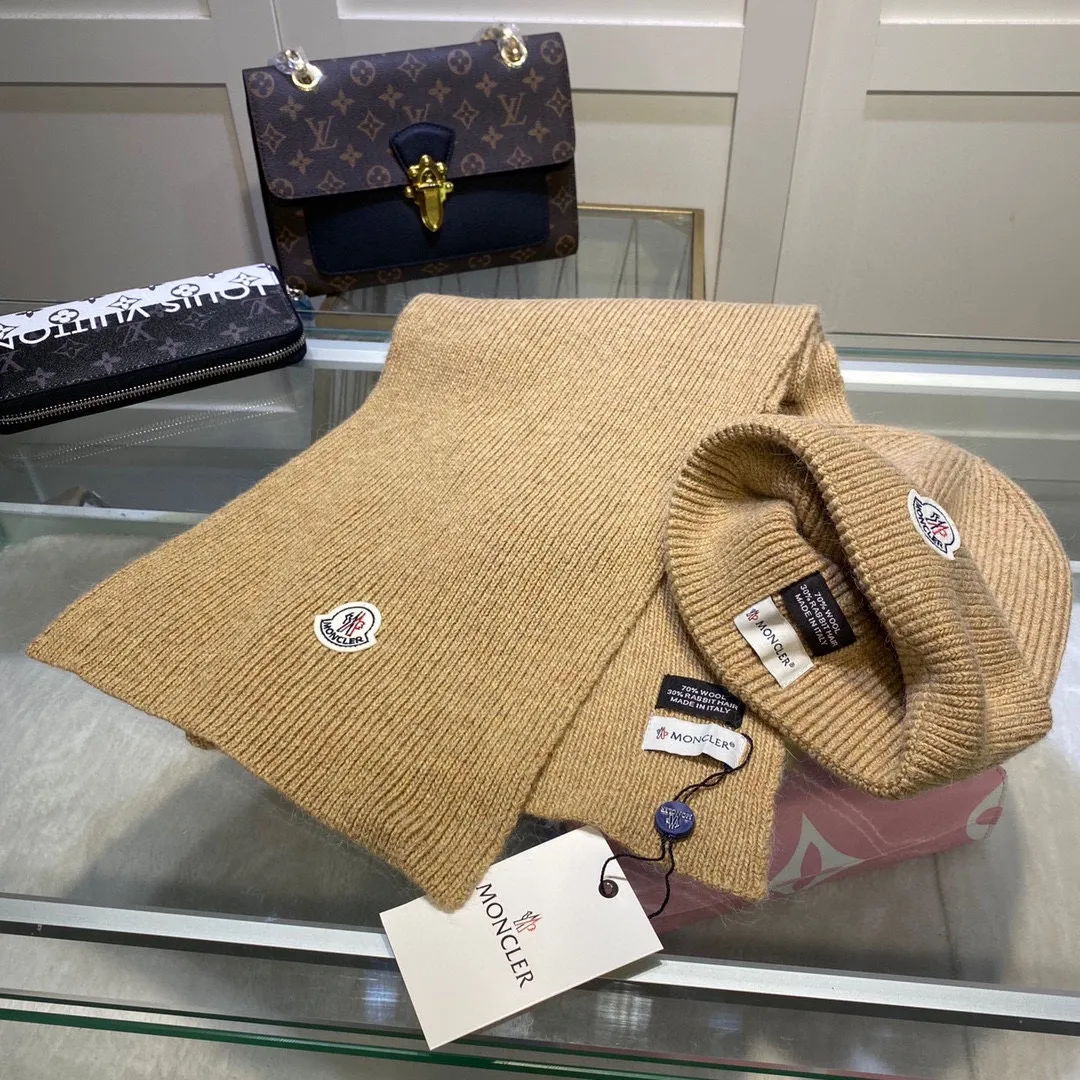 P170 MONCLER classic suit hat! Hat ➕Scarf! Cashmere and Rabbit Velvet Quality! It's warm and super comfortable~A great tool for young ladies to reduce their age in winter~This winter, all you need is a set of hats~It's warm and fashionable! Unisex model! Can be made as a couple model! Complete range of anti-counterfeiting labels and elevators! Many styles, welcome to choose!!