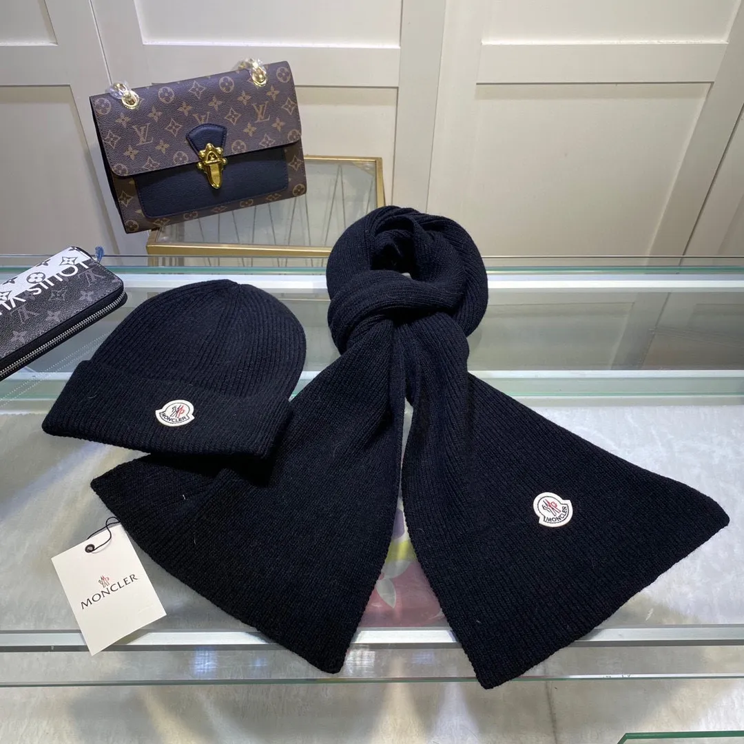 P170 MONCLER classic suit hat! Hat ➕Scarf! Cashmere and Rabbit Velvet Quality! It's warm and super comfortable~A great tool for young ladies to reduce their age in winter~This winter, all you need is a set of hats~It's warm and fashionable! Unisex model! Can be made as a couple model! Complete range of anti-counterfeiting labels and elevators! Many styles, welcome to choose!!