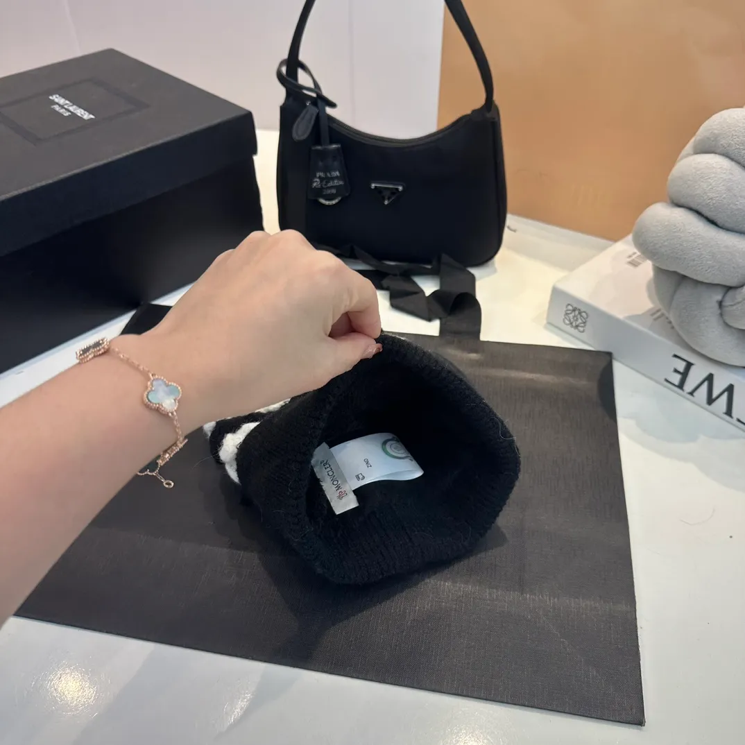 P60 moncler hooded twist warm beanie, sweet and cool style get! Reduce your age and make your face look smaller. I’d like to share it with everyone. The four colors all match well. The breasts are milky.