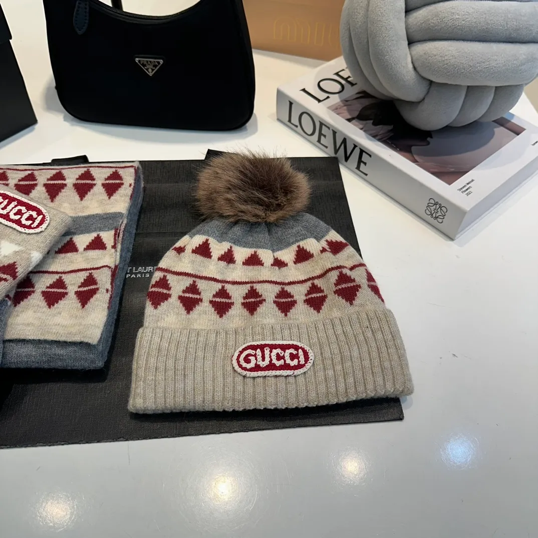 P180 Gucci Gucci scarf, gloves, hat three-piece set, casual and versatile, rabbit wool + cashmere knitted scarf and hat set, warm and fashionable, comfortable and soft texture, versatile style, unisex 💑couple style 😱[wit] winter warm series