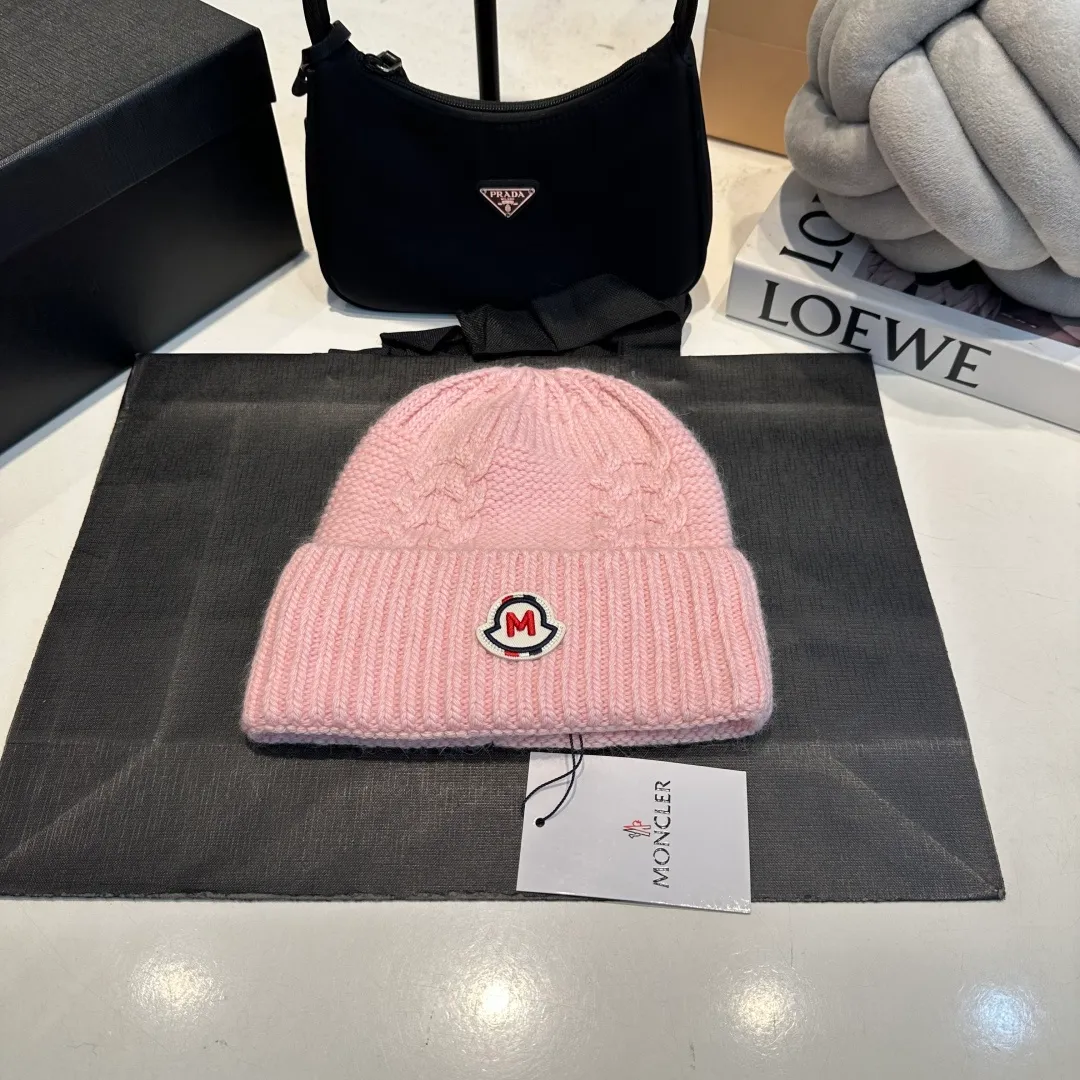 P90 high version Moncler Moncler 💥 Official website classic knitted hat, replica of the original. Very soft and skin-friendly, very elastic 💓 Textured and very versatile style ~ Warm cashmere woolen hat, one size fits all and elastic ~ Unisex, can be worn by any head size. Super quality, highly recommended