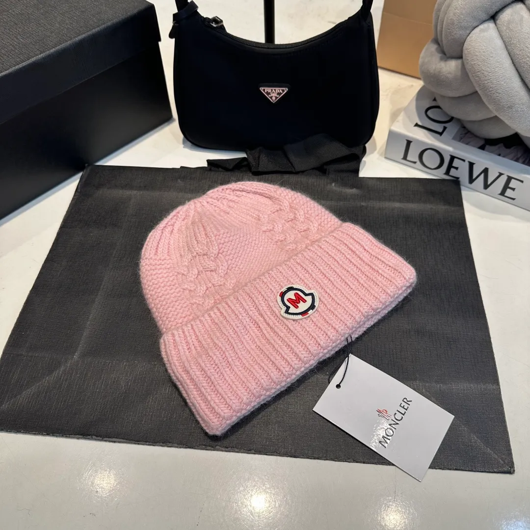 P90 high version Moncler Moncler 💥 Official website classic knitted hat, replica of the original. Very soft and skin-friendly, very elastic 💓 Textured and very versatile style ~ Warm cashmere woolen hat, one size fits all and elastic ~ Unisex, can be worn by any head size. Super quality, highly recommended