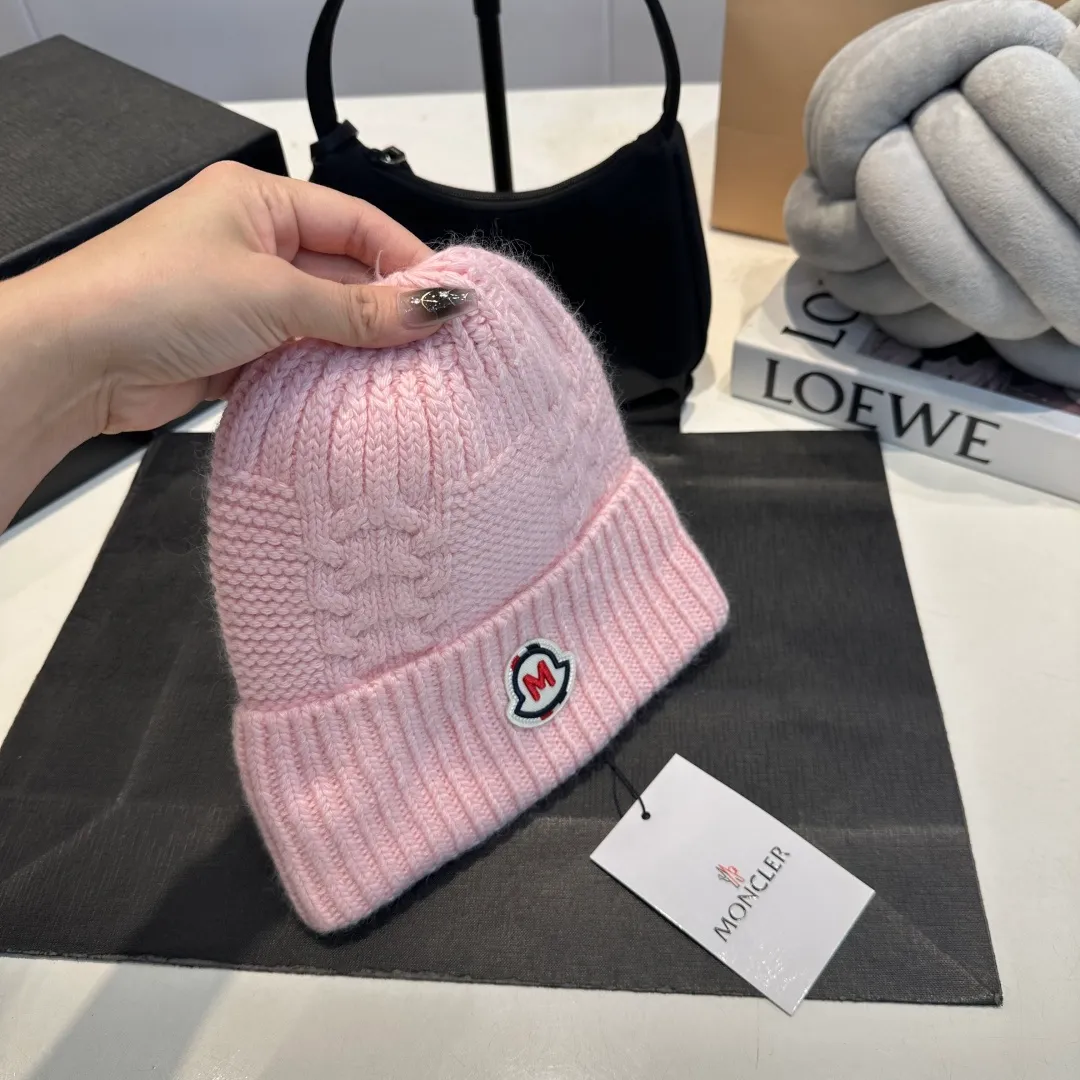 P90 high version Moncler Moncler 💥 Official website classic knitted hat, replica of the original. Very soft and skin-friendly, very elastic 💓 Textured and very versatile style ~ Warm cashmere woolen hat, one size fits all and elastic ~ Unisex, can be worn by any head size. Super quality, highly recommended