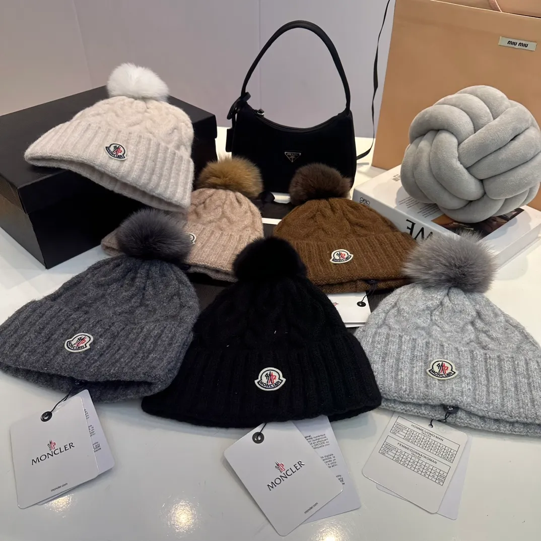P90 Moncler👒high-end genuine exclusive style, hemp flower knitted hat, made of selected wool, skin-friendly and super soft‼ ️Paired with fox fur balls, it is very age-reducing‼ ️Complete trademark hangtags