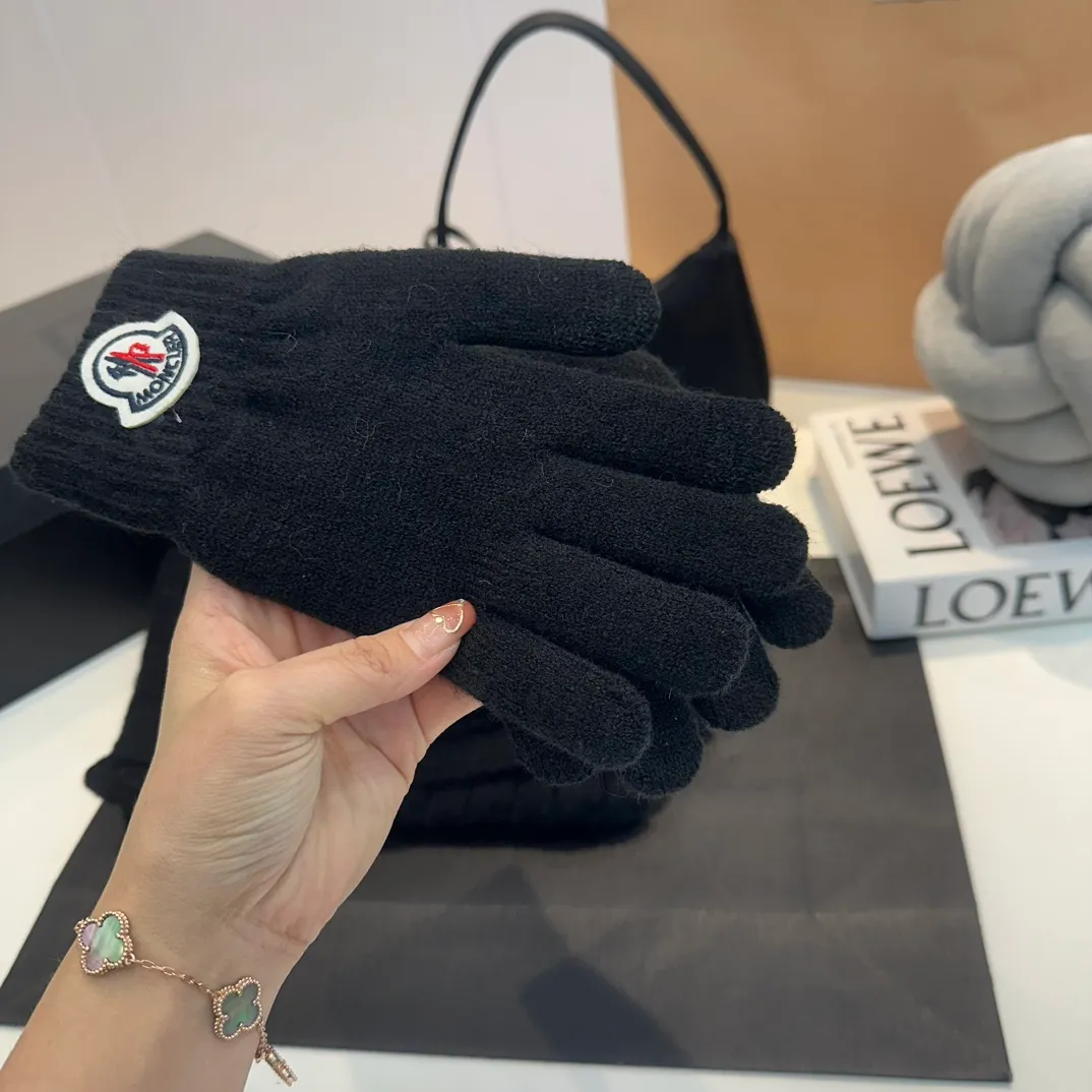 P180 Moncler autumn and winter counter model knitted beanie + scarf + gloves three-piece set, classic pattern, warm and fashionable! Fashionable and popular 🌸First-class texture, pure wool