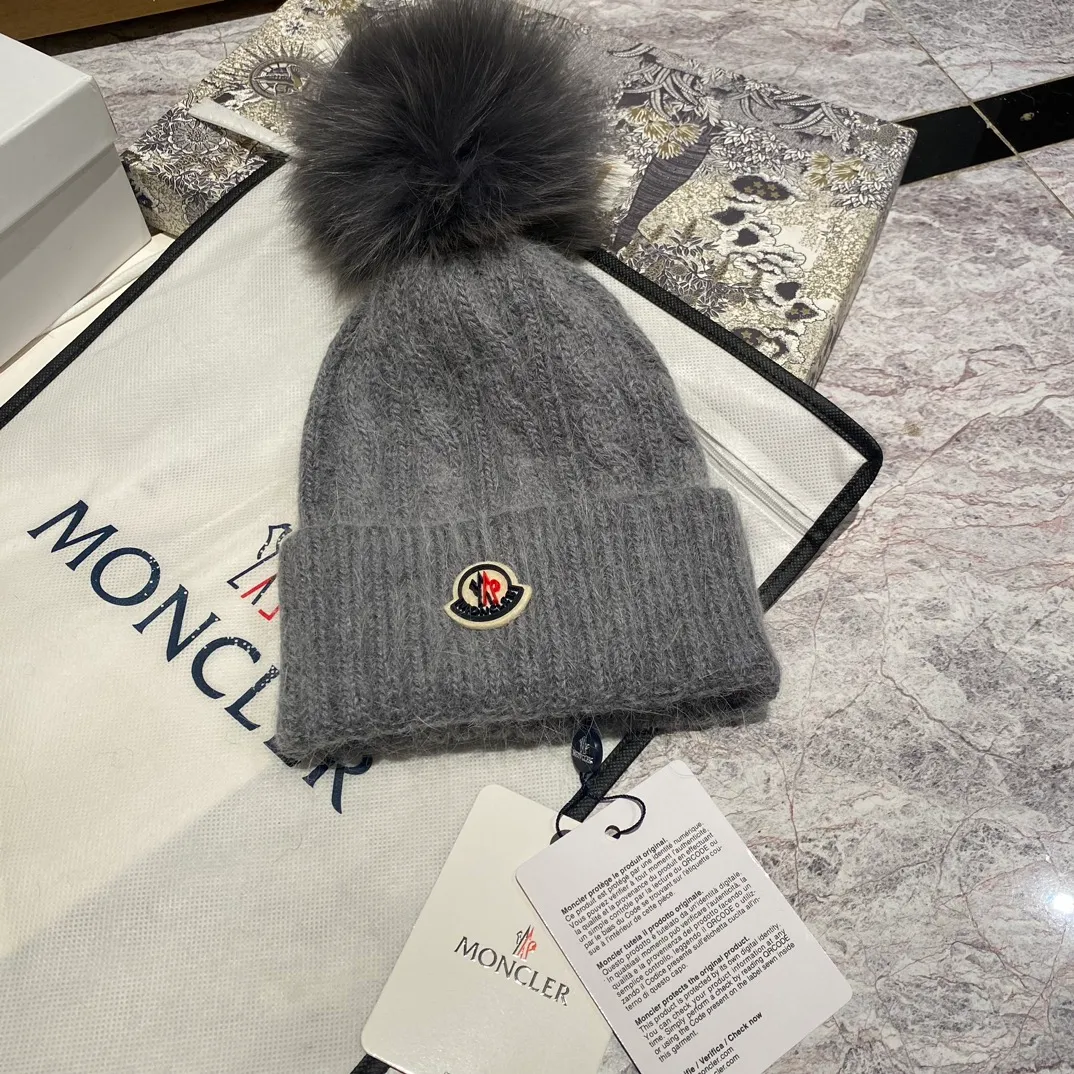 Moncler's high version of the new three-dimensional logo for the mouth, rabbit hair twist knitted hat with the same color fox fur ball, high-end and classy ❤️