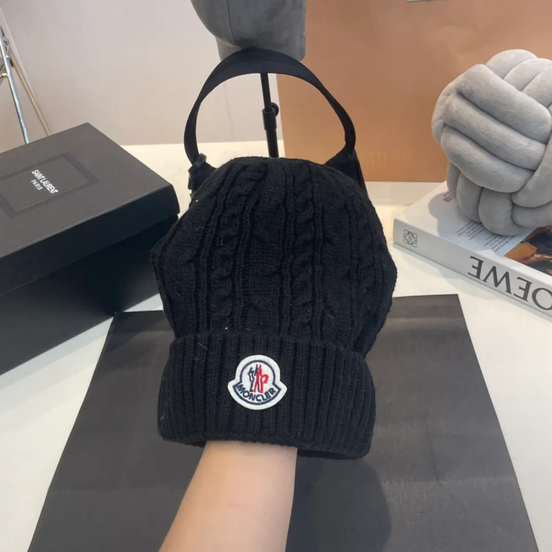P180 Moncler wool knitted three-piece set, gloves + hat + scarf set ❄️ Wool knitted, super cute with cashmere scarf, a must-have for autumn and winter