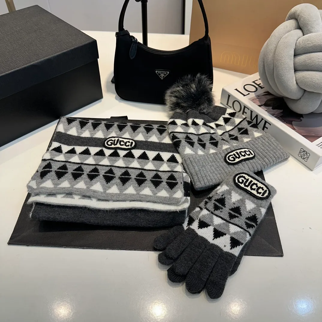 P180 Gucci Gucci scarf, gloves, hat three-piece set, casual and versatile, rabbit wool + cashmere knitted scarf and hat set, warm and fashionable, comfortable and soft texture, versatile style, unisex 💑couple style 😱[wit] winter warm series