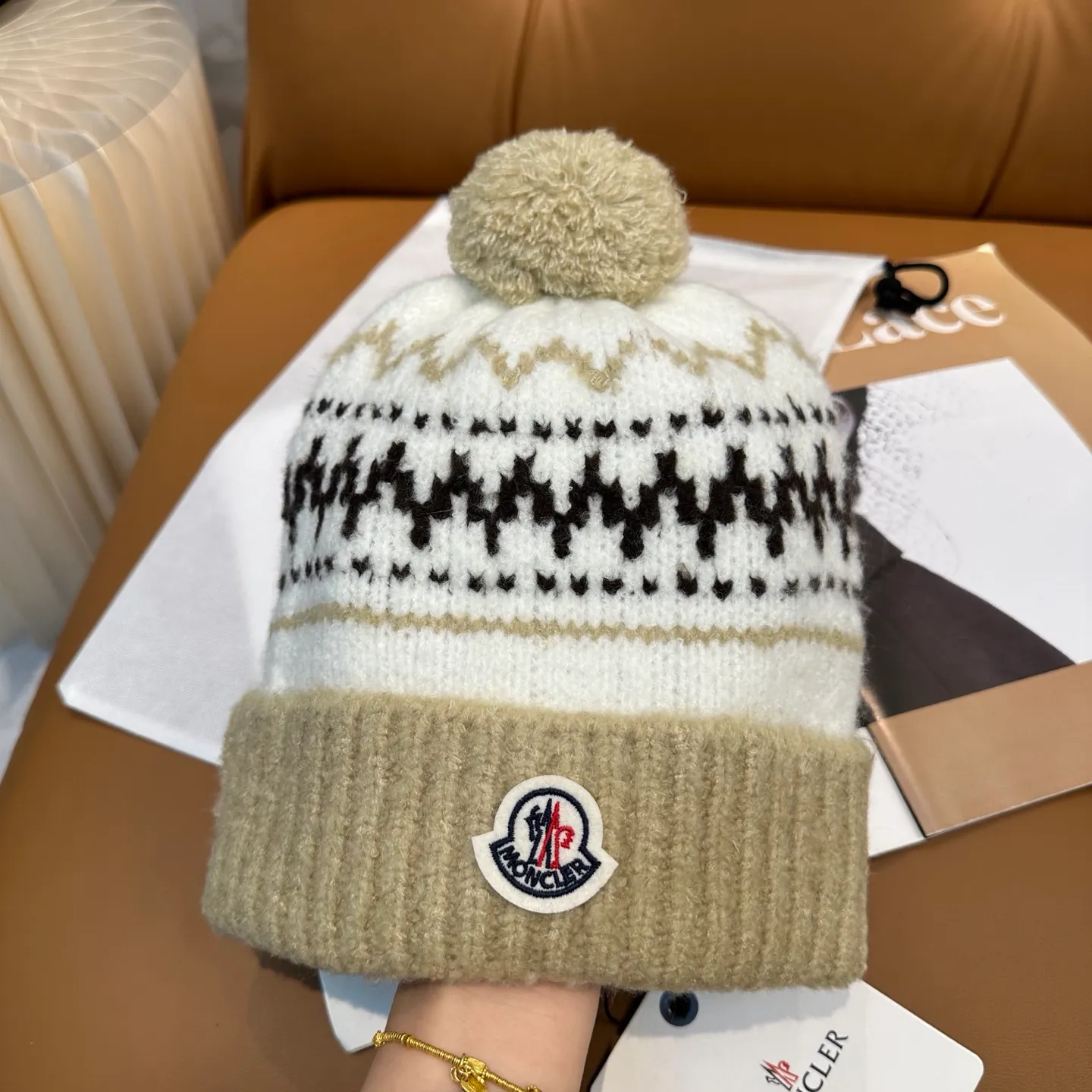 P70 high version Moncler knitted hat with mouth, very soft and skin-friendly, very elastic 💓 Textured and very versatile style ~ Warm cashmere woolen hat, one size fits all and elastic ~ Unisex, can be worn by any head size. Super quality, highly recommended