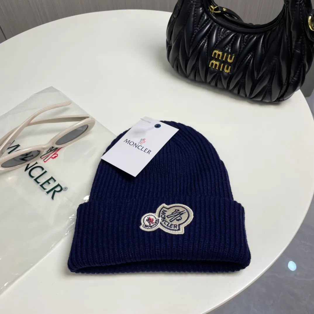 P56 comes with a dust bag for Moncler💥 Official website classic knitted hat, original replica. Very soft and skin-friendly, very elastic 💓 Textured and very versatile style ~ Warm cashmere woolen hat, one size fits all and elastic ~ Unisex, can be worn by any head size. Super quality, highly recommended