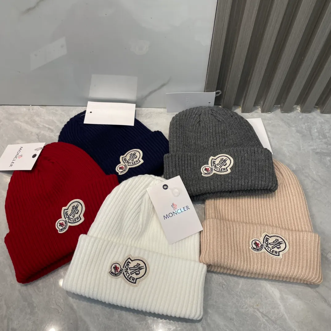 P56 comes with a dust bag for Moncler💥 Official website classic knitted hat, original replica. Very soft and skin-friendly, very elastic 💓 Textured and very versatile style ~ Warm cashmere woolen hat, one size fits all and elastic ~ Unisex, can be worn by any head size. Super quality, highly recommended