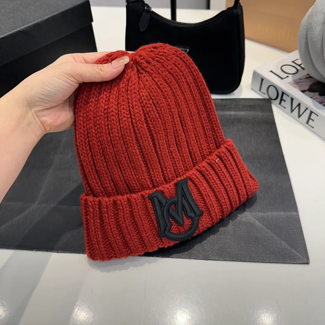 P60 Moncler 💥 Official website classic knitted hat, replica of the original. Very soft and skin-friendly, very elastic 💓 Textured and very versatile style ~ Warm cashmere woolen hat, one size fits all and elastic ~ Unisex, can be worn by any head size. Super quality, highly recommended