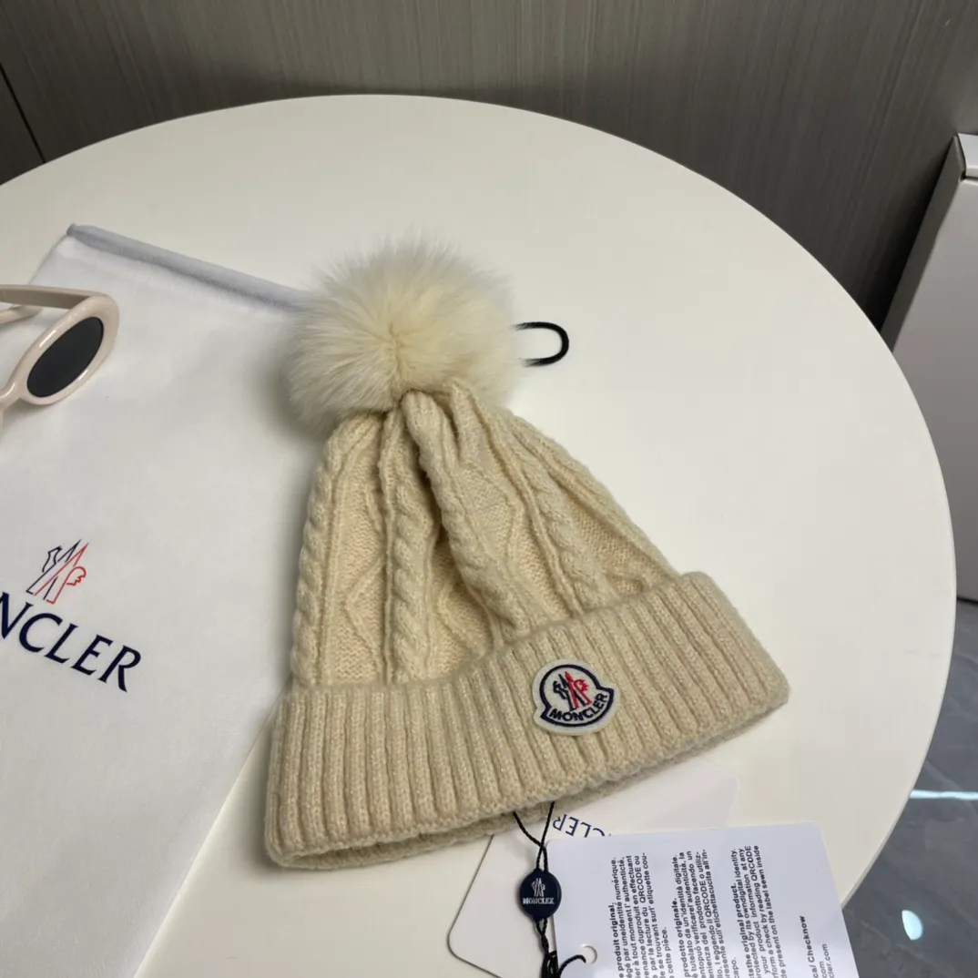 P90 with dust bag Moncler👒Classic original single-mouthed knitted wool hat, made of selected wool fabrics with ultra-high wool content‼ ️It feels super soft and has excellent elasticity. The rabbit fur ball is high-end, age-reducing and super warm!