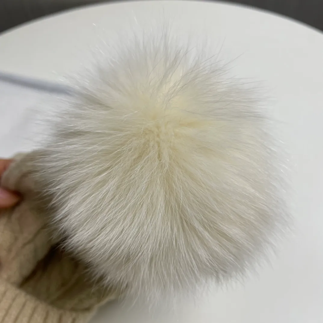 P90 with dust bag Moncler👒Classic original single-mouthed knitted wool hat, made of selected wool fabrics with ultra-high wool content‼ ️It feels super soft and has excellent elasticity. The rabbit fur ball is high-end, age-reducing and super warm!