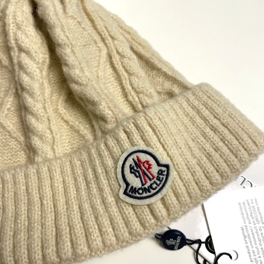 P90 with dust bag Moncler👒Classic original single-mouthed knitted wool hat, made of selected wool fabrics with ultra-high wool content‼ ️It feels super soft and has excellent elasticity. The rabbit fur ball is high-end, age-reducing and super warm!