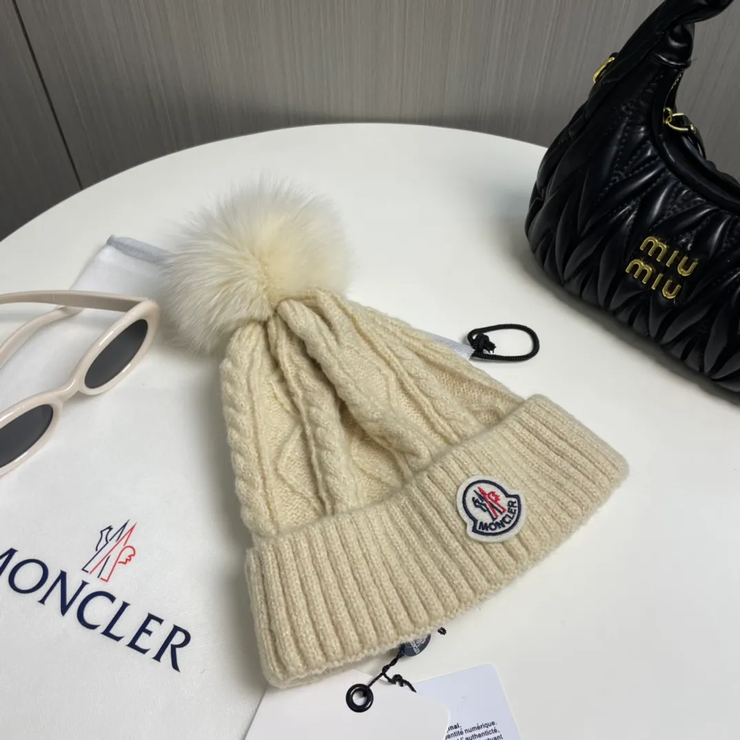 P90 with dust bag Moncler👒Classic original single-mouthed knitted wool hat, made of selected wool fabrics with ultra-high wool content‼ ️It feels super soft and has excellent elasticity. The rabbit fur ball is high-end, age-reducing and super warm!