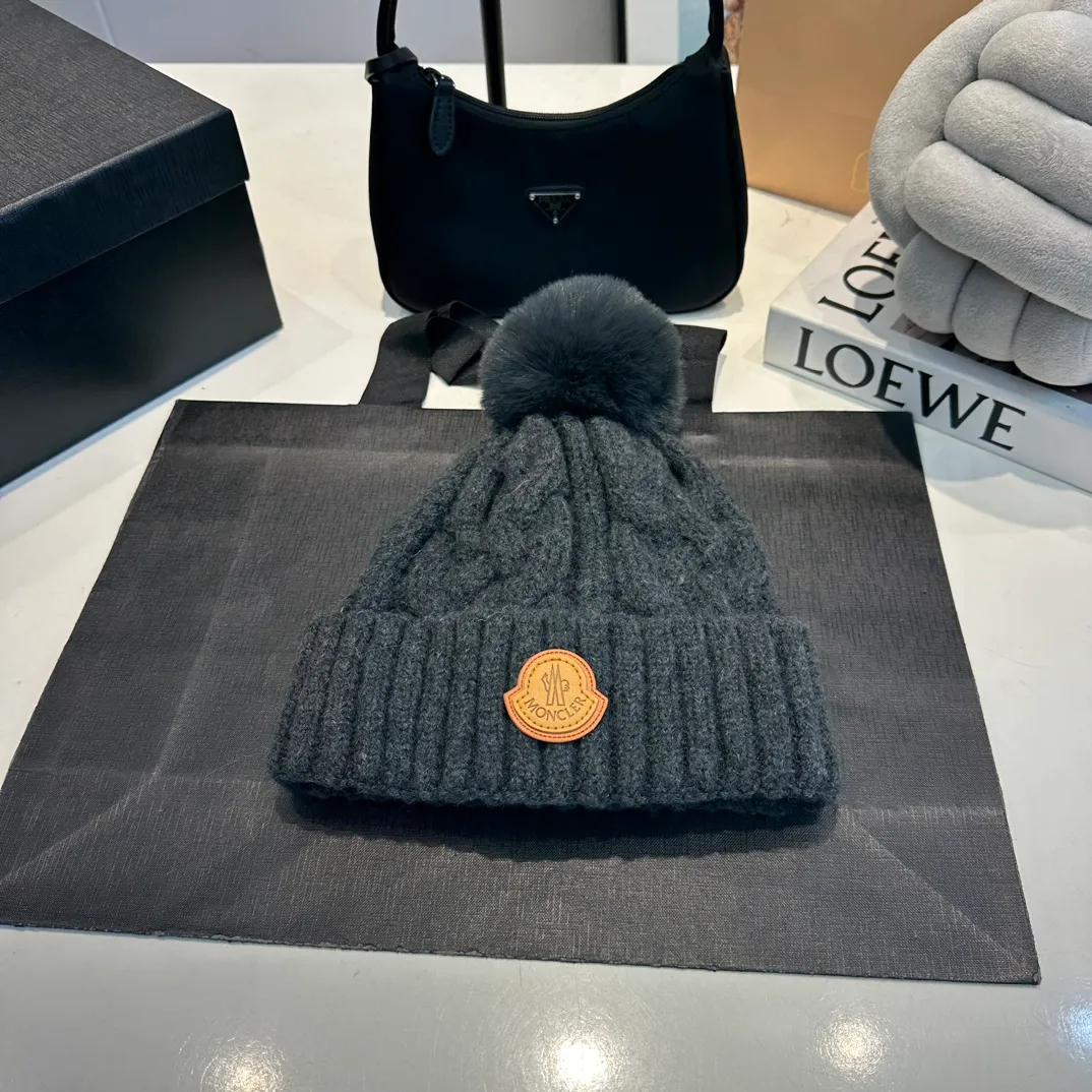 P70 Moncler 💥 Official website classic knitted hat, replica of the original. Very soft and skin-friendly, very elastic 💓 Textured and very versatile style ~ Warm cashmere woolen hat, one size fits all and elastic ~ Unisex, can be worn by any head size. Super quality, highly recommended
