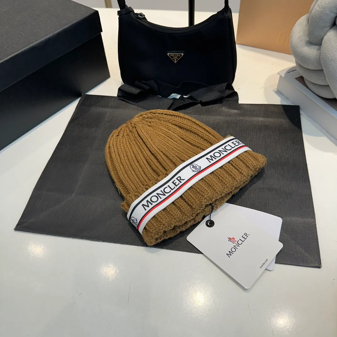 P70 Moncler Mouth Mouth, the latest model from the official website 🆕 Thick knitted beanie for autumn and winter. The knitted hat is a must-have for winter wear®️. It not only has the function of preventing cold, but also serves as a match to enhance the winter atmosphere. At the same time, thick knitted beanie is also very friendly to friends with big heads!