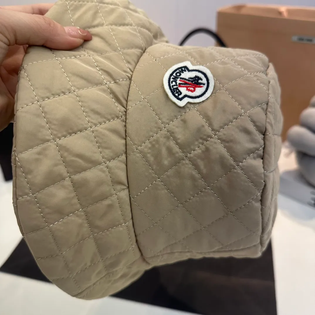P70 Moncler Meng Mouth Women's Down Cotton Warm Fisherman Hat in Autumn and Winter. Lightweight, warm and comfortable winter fisherman hat. Diamond-shaped embroidered thread quilted, windproof and cold-proof. Also suitable for babies with big head circumferences.