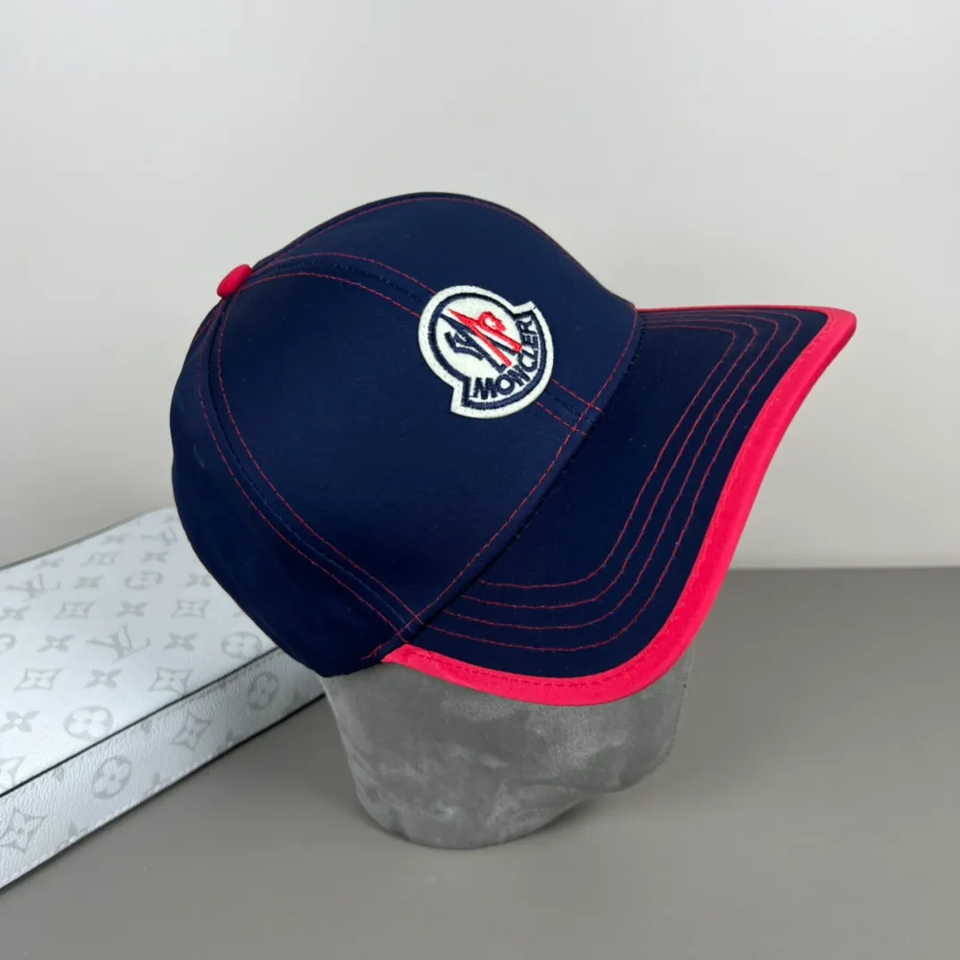P56 comes with dust bag MONCLER mouth covering 🎩Good quality, high-end atmosphere, super popular 💖The texture is great, it is very easy to match when out on the street! Fashion trends! A must-have item for going out, the same style for men and women, get it now!