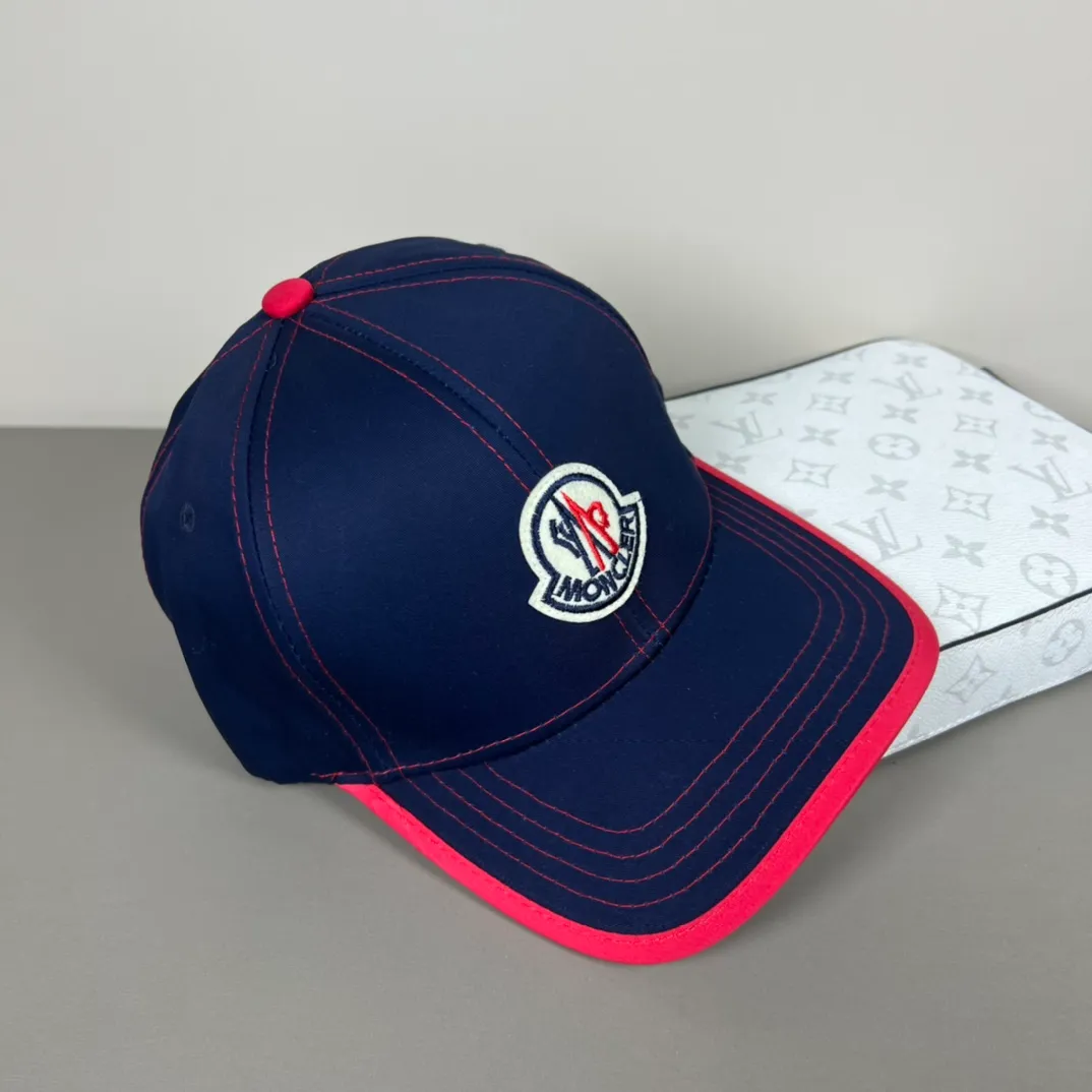 P56 comes with dust bag MONCLER mouth covering 🎩Good quality, high-end atmosphere, super popular 💖The texture is great, it is very easy to match when out on the street! Fashion trends! A must-have item for going out, the same style for men and women, get it now!