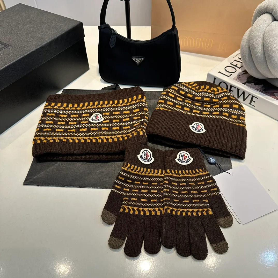 P140 Moncler Moncler 💥 Mouth three-piece set, gloves, hat, scarf, original replica. Very soft and skin-friendly, very elastic 💓 Textured and very versatile style ~ Warm, one size fits all and elastic ~ Unisex, can be worn by any head size. Super quality, highly recommended