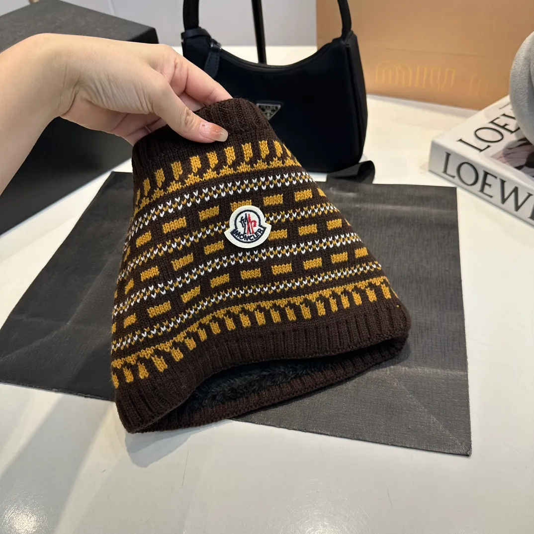 P140 Moncler Moncler 💥 Mouth three-piece set, gloves, hat, scarf, original replica. Very soft and skin-friendly, very elastic 💓 Textured and very versatile style ~ Warm, one size fits all and elastic ~ Unisex, can be worn by any head size. Super quality, highly recommended