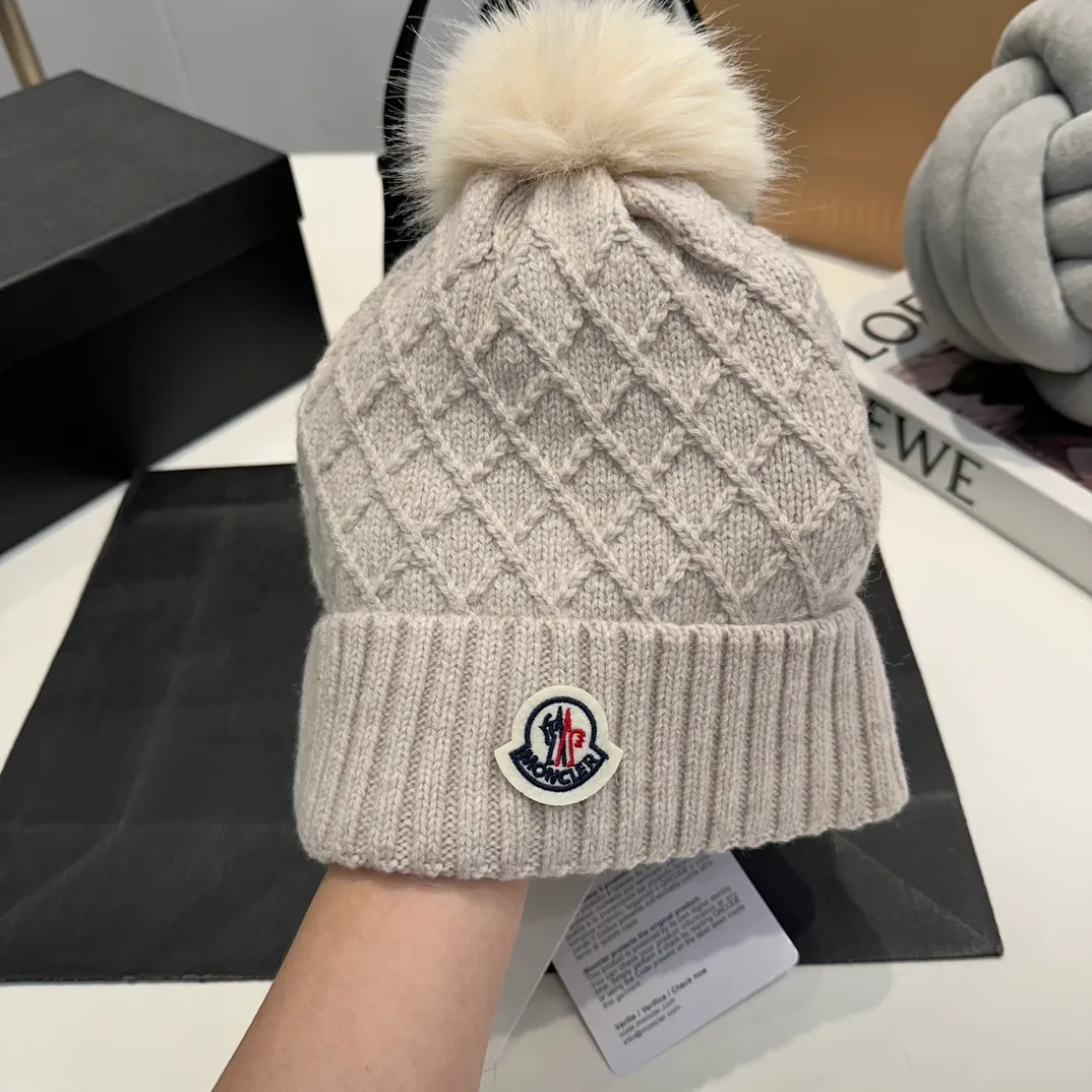 P80 Moncler👒high-end genuine exclusive style, hemp flower knitted hat, made of selected wool, skin-friendly and super soft‼ ️Paired with fox fur balls, it is very age-reducing‼ ️Complete trademark hangtags