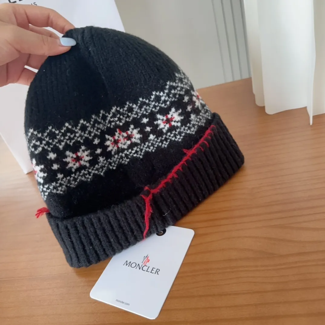 Moncler 25 autumn and winter wool knitted warm knitted hat has a soft and waxy texture like cashmere, authentic quality enjoyment!