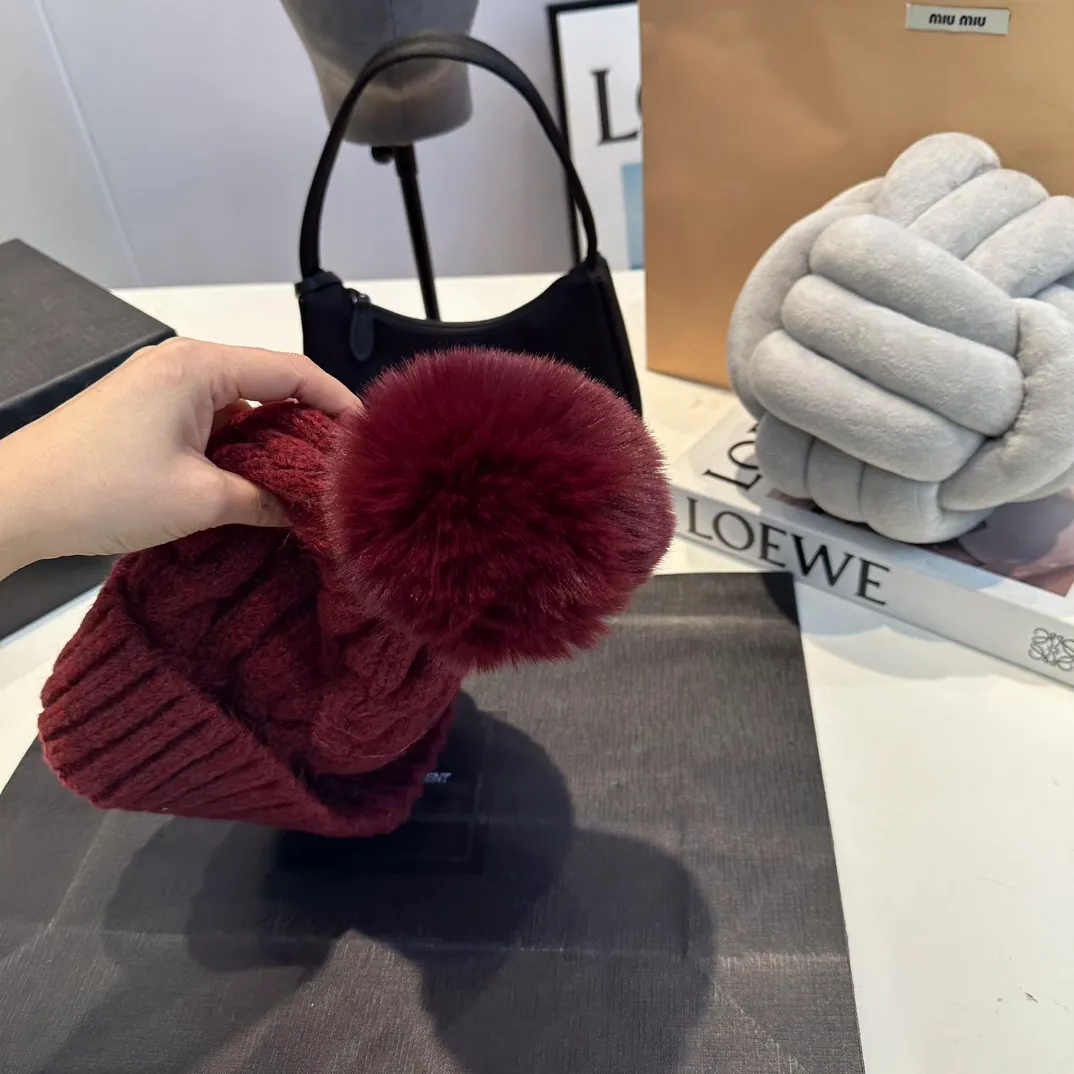 P70 Moncler 💥 Official website classic knitted hat, replica of the original. Very soft and skin-friendly, very elastic 💓 Textured and very versatile style ~ Warm cashmere woolen hat, one size fits all and elastic ~ Unisex, can be worn by any head size. Super quality, highly recommended