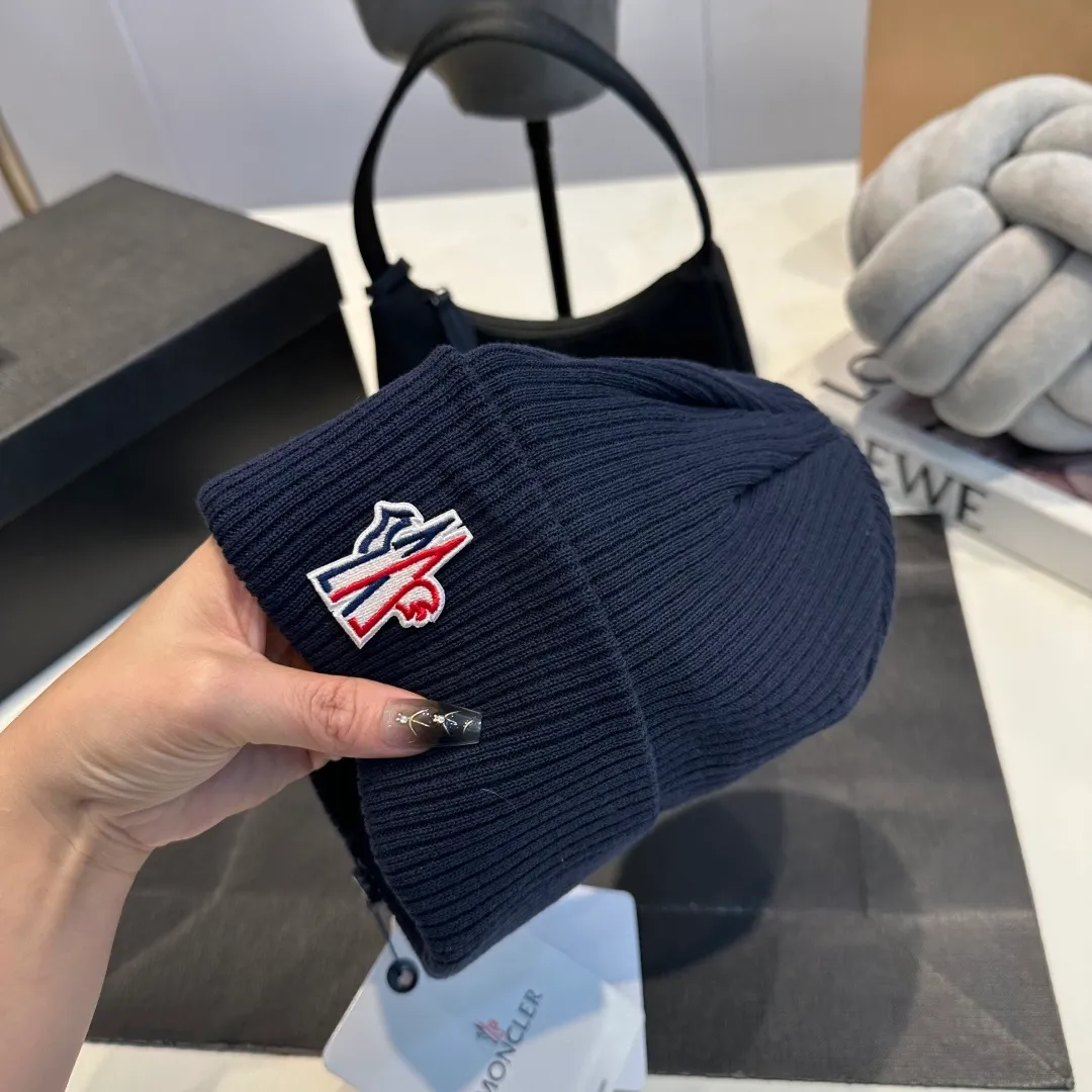 P50 MONCLER Mouth Mouth 🎩 Knitted Beanie, good quality, high-end, super soft! Super hot💖The texture is great and it’s great to match when out on the street! Fashion trends! A must-have item for autumn and winter, the same style for men and women is available now!